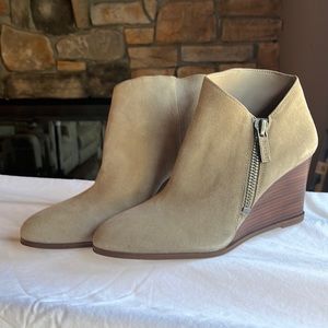 NEW 1 STATE Kaleb Wedge Bootie - size 9.5, pebble color